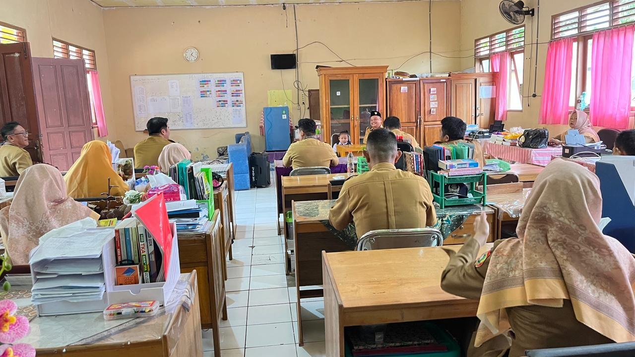 Kembali dari Ramadan, Kembali Menginspirasi: Kepala Sekolah SMAN 1 Balai Riam Gelar Halal Bihalal dan Arahan Awal Pembelajaran