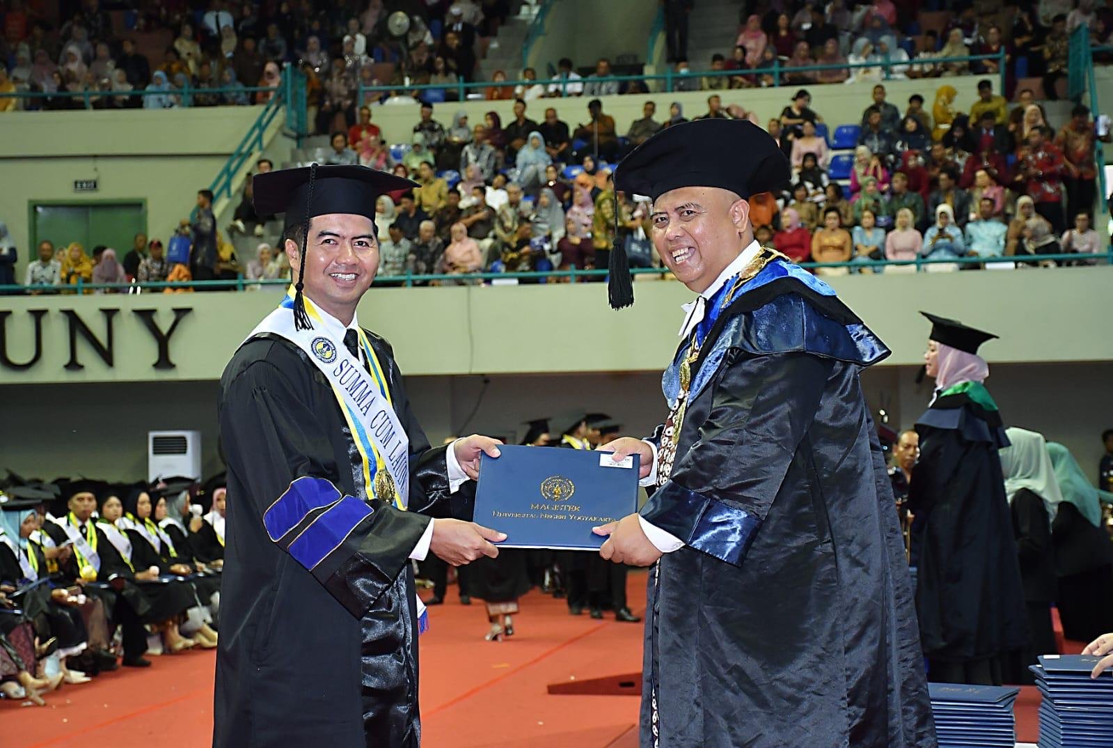 Dari Balai Riam ke UNY: Guru Fisika SMAN 1 Balai Riam Raih Summa Cumlaude dengan Inovasi E-Book Berbasis AR