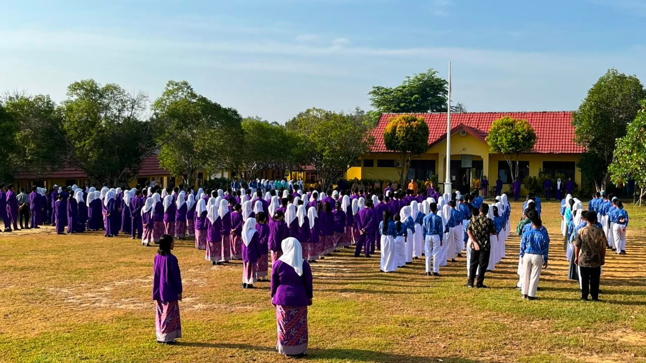 Dari Lapangan Upacara untuk Masa Depan Bangsa! SMAN 1 Balai Riam Peringati Hari Anak Nasional ke-42 dengan Semangat Melindungi dan Memberdayakan Murid