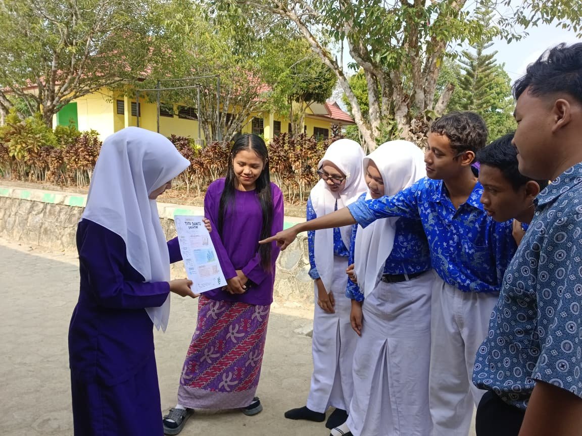 Bukan Sekadar Membaca, Murid SMAN 1 Balai Riam Kenalkan Jejak Sastrawan Indonesia Lewat Infografis