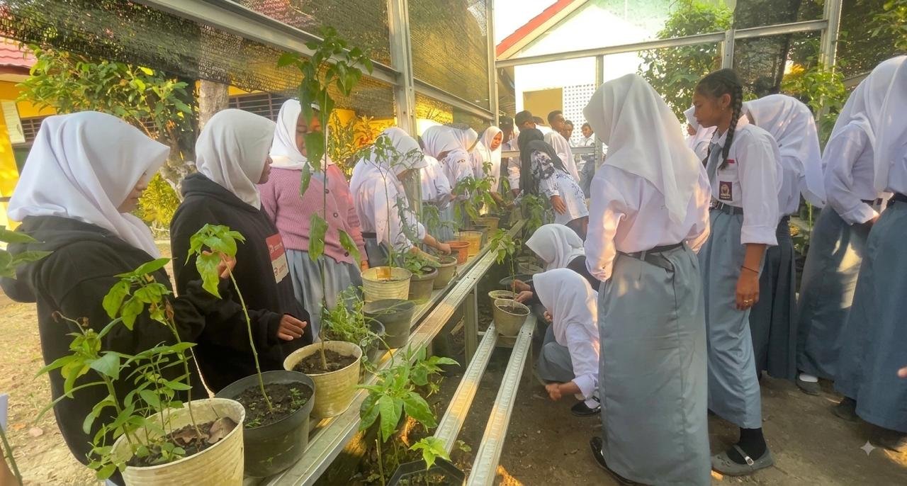Dari Tablet Kedaluwarsa Menjadi Ide Bernilai: PMR Wira Unit 004 SMANBA Eksplorasi Pemanfaatan TTD untuk Tanaman