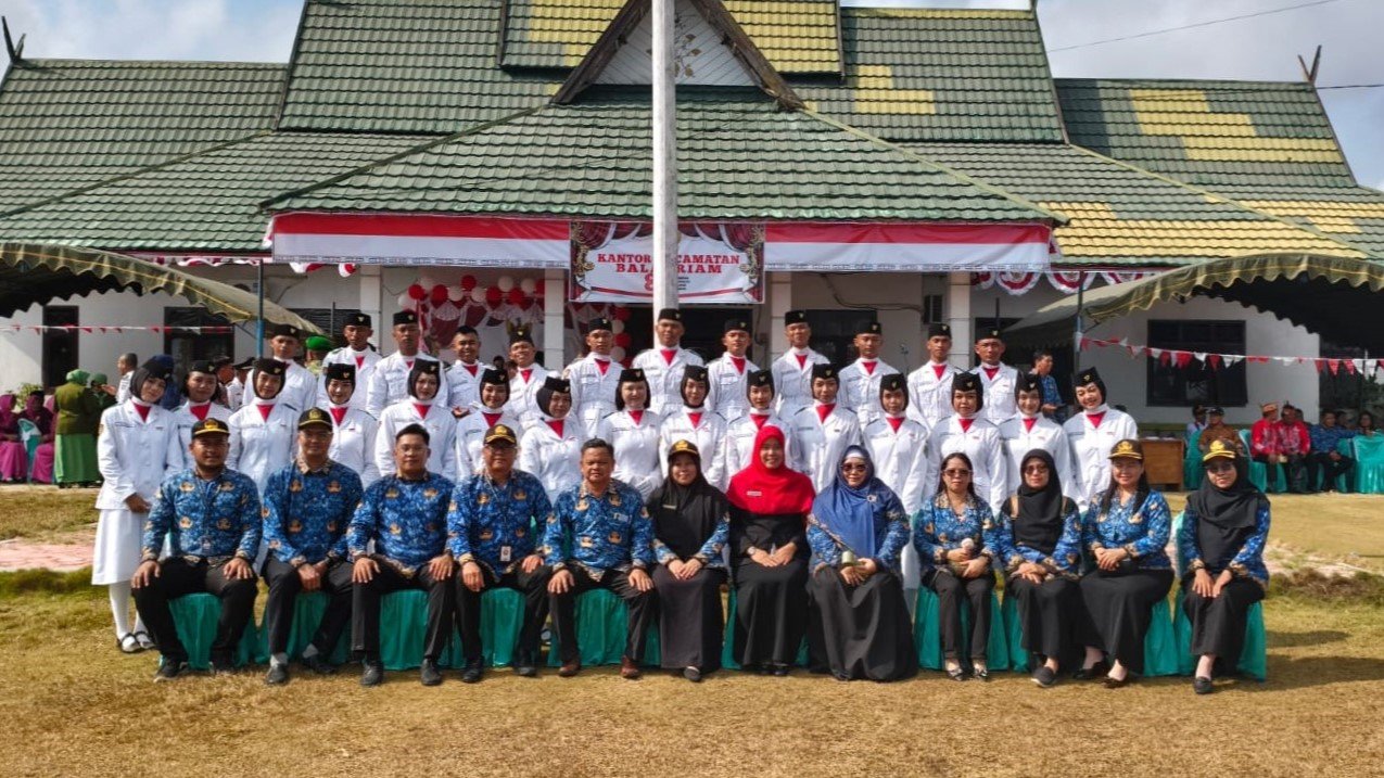 Merah Putih Berkibar, Semangat Kemerdekaan Membara! Guru dan Murid SMAN 1 Balai Riam Khidmat Ikuti Upacara HUT ke-81 RI