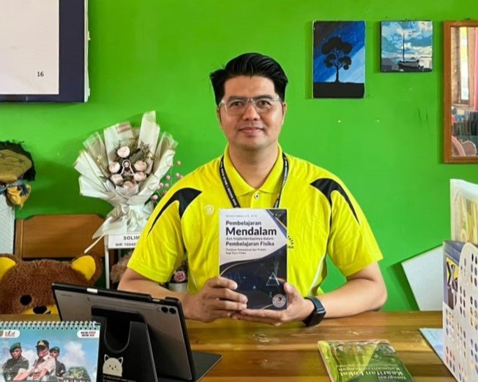 Dari Ruang Kelas ke Dunia Literasi: Guru Fisika SMAN 1 Balai Riam Terbitkan Buku Referensi Pertama tentang Pembelajaran Mendalam