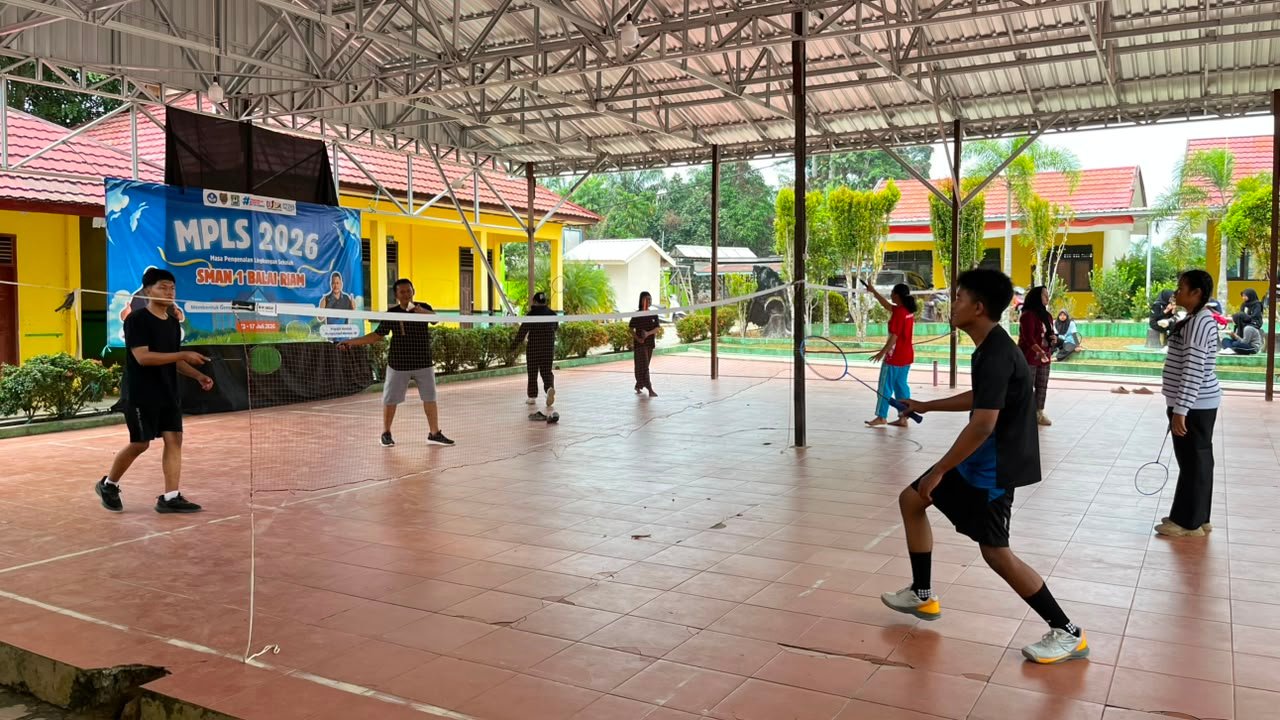 Weekend Tetap Produktif! Peserta Didik SMAN 1 Balai Riam Semangat Isi Sabtu Pagi dengan Ekskul Badminton