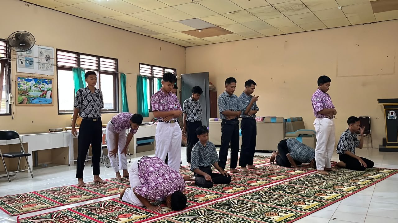 Terlambat Bukan Sekadar Dicatat, tetapi Dibina: SMAN 1 Balai Riam Terapkan Sholat Dhuha sebagai Pembinaan Edukatif